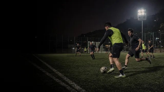 Fútbol amateur en una cancha nocturna